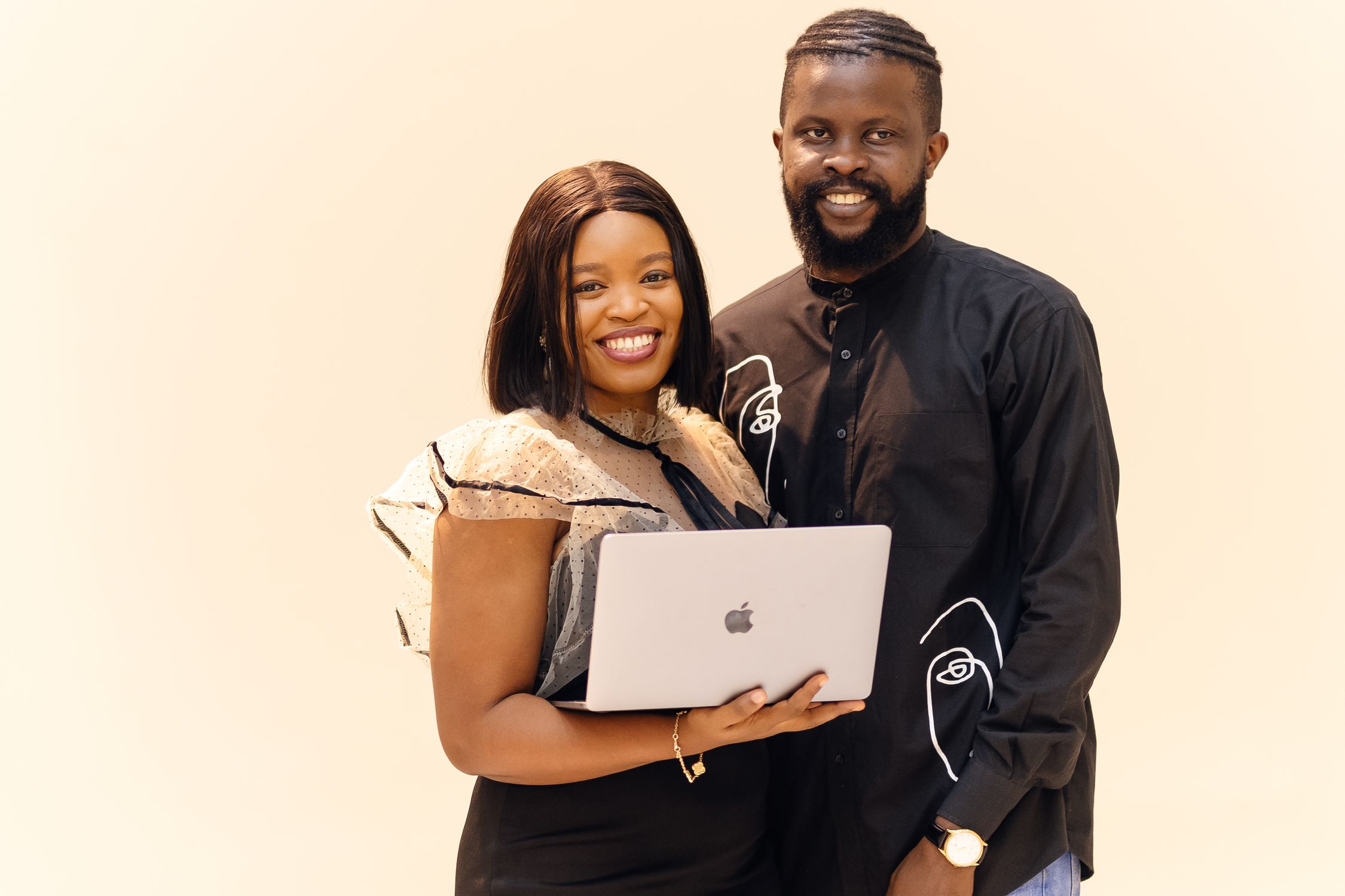 African business professionals using reliable fiber internet